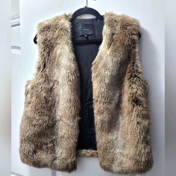 Talula-Aritzia,Faux Fur sleeveless vest in Gray/Brown Color. Hook closure.Size:M - Picture 2 of 6